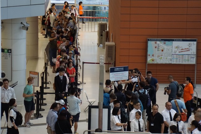 Commuters queue up in a long line to buy tickets for the Guangzhou-Shenzhen-Hong Kong high-speed railway at the West Kowloon railway station in Hong Kong, China, September 10, 2018. [Photo: China Plus/Li Naxin]