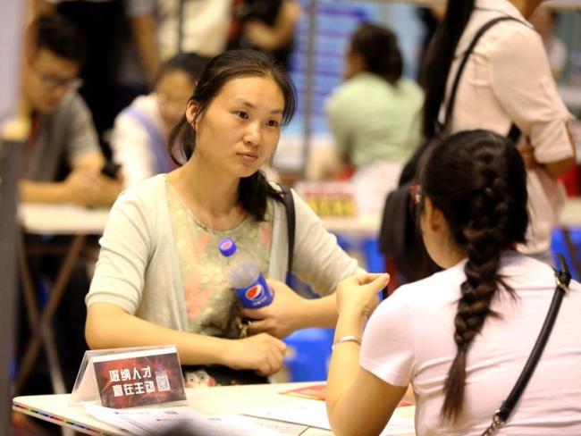 A young woman was inquiring about a job opening in Huaian, Jiangsu province.[IC]
