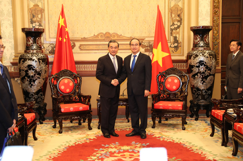 Chinese State Councilor and Foreign Minister Wang Yi met with Nguyen Thien Nhan, Secretary of Ho Chi Minh City Party Committee in Vietnam on Sept.15,2018. [Photo: fmprc. gov]