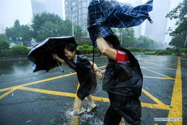 强台风“山竹”横扫广东 Super typhoon Mangkhut wreaks havoc in Guangdong