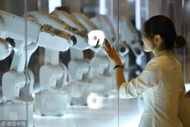 A perception machine responds to a visitor at the venue of the 2018 Summer Davos Forum in north China's Tianjin Municipality, Monday, September 17, 2018. [Photo: VCG]