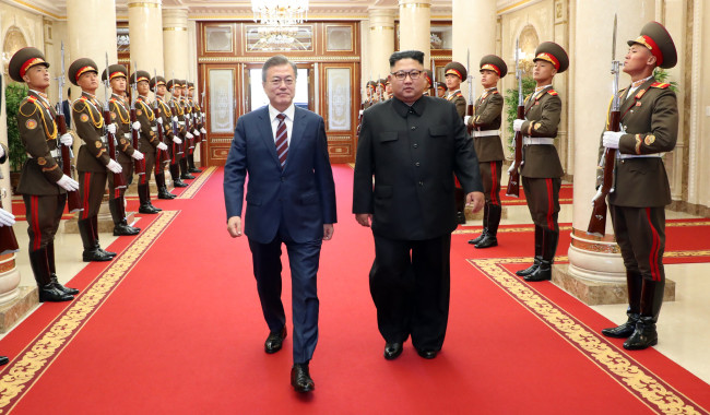 South Korean President Moon Jae-in(left) and  top leader of the Democratic People's Republic of Korea (DPRK) Kim Jong Un entering the headquarters of the Chosun Workers´ Party，September 18 2018. [Photo:IC] 