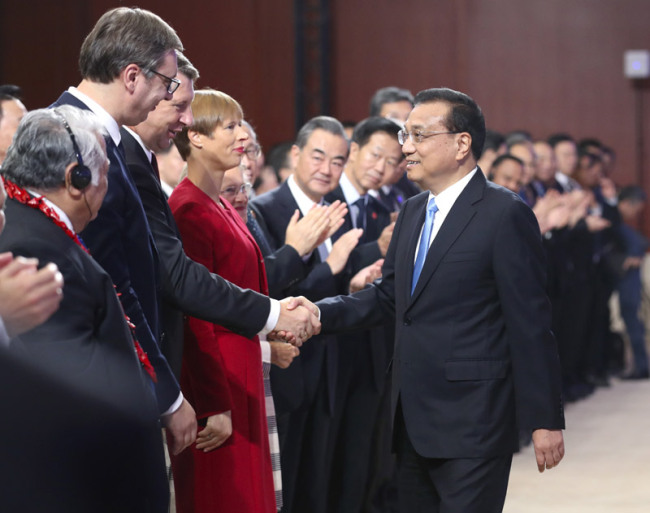 Chinese Premier Li Keqiang (right) shakes hands with participants for the World Economic Forum’s Summer Davos Forum in Tianjin, on September 19 2018. [Photo: gov.cn]