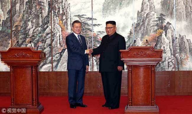 South Korean President Moon Jae-in (L) shakes hands with top leader of the Democratic People's Republic of Korea (DPRK) Kim Jong Un (R) during a joint press conference after their summit at Paekhwawon State Guesthouse in Pyongyang on September 19, 2018. [Photo: VCG]