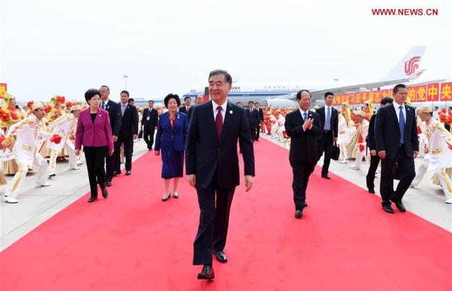 A central government delegation receives warm welcome at the airport in Yinchuan, northwest China's Ningxia Hui Autonomous Region, Sept. 19, 2018. The delegation, led by Wang Yang, a member of the Standing Committee of the Political Bureau of the Communist Party of China (CPC) Central Committee and chairman of the National Committee of the Chinese People's Political Consultative Conference (CPPCC), arrived here Wednesday to attend festivities marking the 60th anniversary of the founding of the Ningxia Hui Autonomous Region. [Photo: Xinhua]