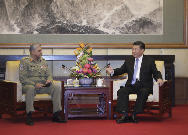 Chinese President Xi Jinping (R) meets with Pakistan's Chief of Army Staff Qamar Javed Bajwa in Beijing on September 19, 2018. [Photo: Xinhua]