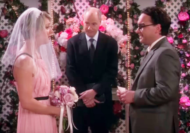 Penny and Leonard exchange wedding vows in a Vegas chapel in this still from The Big Bang Theory. [Screenshot: China Plus]