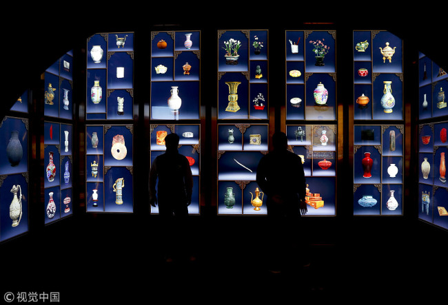 Visitors take a look at digital images of cultural relics at the Palace Museum in Beijing on October 10, 2017. [Photo: VCG]
