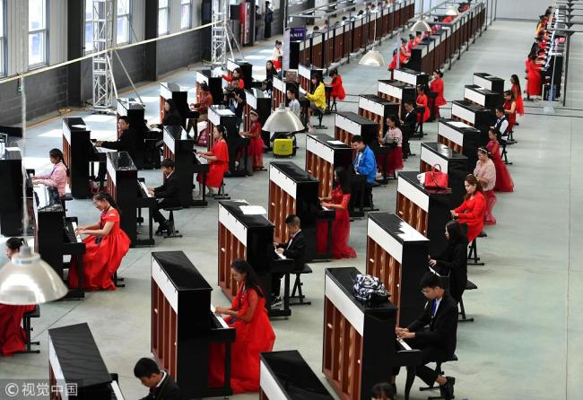 A total of 666 pianos were played simultaneously by 639 participants in Wuqiang County of Hebei Province on Saturday, October 6 2018, setting a new world record. [Photo: VCG]