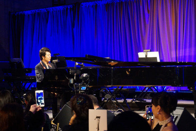 World-renowned Chinese pianist Lang Lang performs at a benefit gala in New York on October 10, 2018. [Photo: China Plus/Qian Shanming]