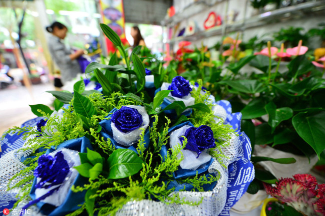 The artificial blue roses are sold in Xiangyang City, Hubei Province. [File Photo: IC]