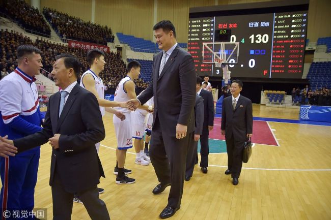 Yao Ming (C) greeting North Korean team members during a friendly basketball match between China and North Korea at the Ryugyong Jong Ju Yong Indoor Stadium in Pyongyang on October 11, 2018. [Photo: VCG/KIM WON-JIN]