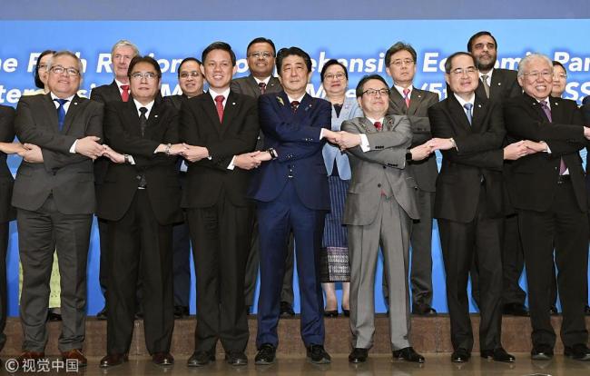 Japanese Prime Minister Shinzo Abe (C) poses with representatives from other Asia-Pacific countries in Tokyo on July 1, 2018, at a ministerial meeting to negotiate the Regional Comprehensive Economic Partnership trade deal. [Photo: Kyodo News via Getty Images]