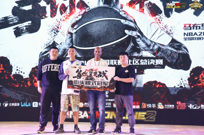 Stephon Marbury poses for photos with e-sports players during an event in Beijing, October 14, 2018. [Photo: China Plus/Bai Kuang]
