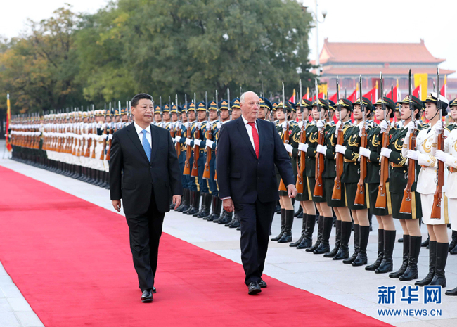 Chinese President Xi Jinping (L) hosts a welcoming ceremony for King of Norway Harald V outside the east gate of the Great Hall of the People in Beijing, on Tuesday, Oct 16, 2018.[Photo: Xinhua]