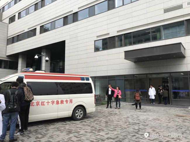 An ambulance carrying the seriously injured middle school student from Hohhot, Inner Mongolia Autonomous Region arrived at Beijing Tiantan Hospital at around 10:36 a.m. on Tuesday, October 16, 2018. [Photo: Xinhua]