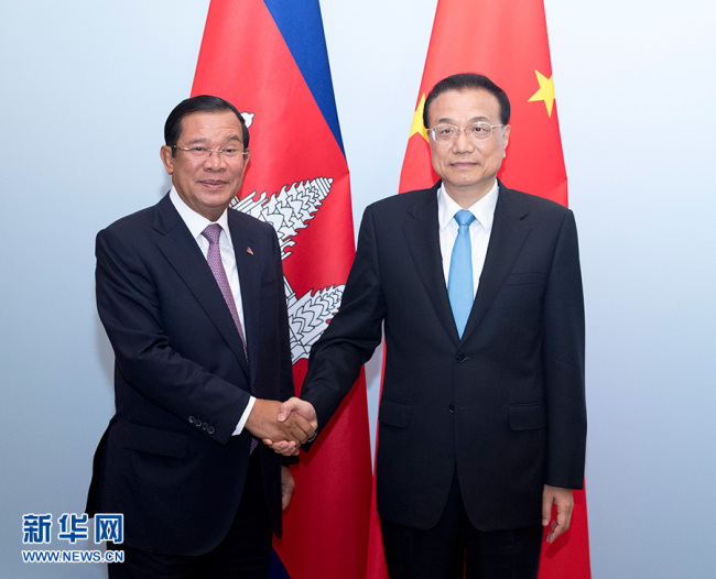 Chinese Premier Li Keqiang(right) and Cambodian Prime Minister Samdech Techo Hun Sen. [Photo:Xinhua]