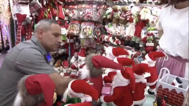 A buyer is purchasing Christmas products at the Yiwu International Trade Center, September 26, 2018. [Photo: CGTN]