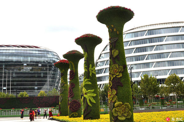 A vast flowerbed and tall columns shaped like vases have already been set up in front of the venue. [Photo: IC]