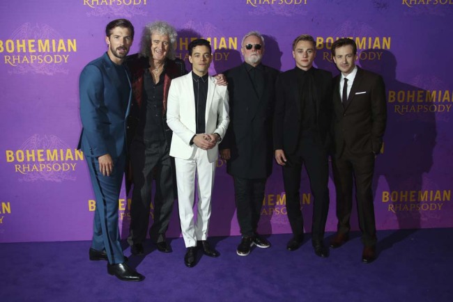 Actors Rami Malek, from left, Queen band member Brian May, actor Rami Malek, Queen band member Roger Taylor, actors Ben Hardy and Joseph Mazzello pose for photographers upon arrival at the World premiere of the film 'Bohemian Rhapsody' in London Tuesday, Oct. 23, 2018. [Photo：AP] 