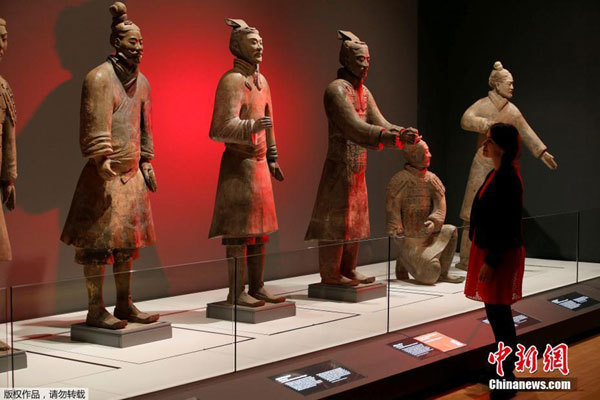 A visitor stands in front of an exhibition of China's Terracotta Warriors in Liverpool. {Photo: Chinanews.com}