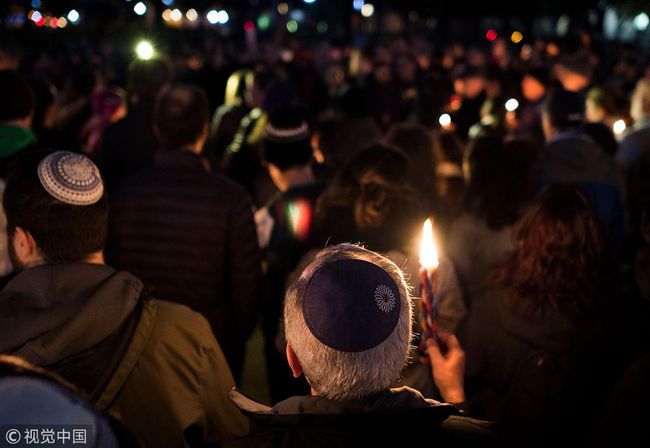 Members and supporters of the Jewish community come together for a candlelight vigil, in remembrance of those who died earlier in the day during a shooting at the Tree of Life Synagogue in the Squirrel Hill neighborhood of Pittsburgh, in front of the White House in Washington, DC, on October 27, 2018.[Photo:VCG]