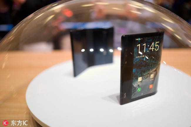 Customers try out the large-screen foldable devices launched by Royole Corp, a manufacturer of flexible displays and smart devices, during a press conference in Beijng, China, October 31.[Photo: IC]