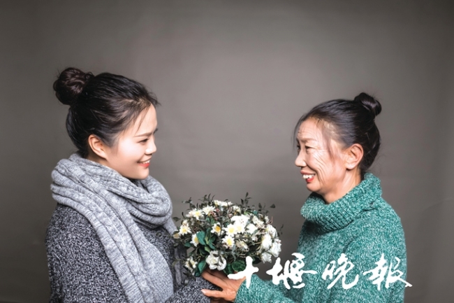 28-year-old Ma Er poses for the wedding photo with her widowed mother, Sept. 20, 2018. [Photo: Shiyan Evening News]