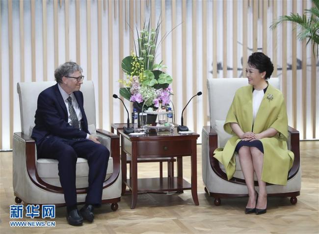 Peng Liyuan, wife of Chinese President Xi Jinping and a goodwill ambassador of the World Health Organization for tuberculosis and HIV/AIDS, meets with Bill Gates, co-chair of the Bill & Melinda Gates Foundation, in Shanghai on Monday, November 5, 2018. [Photo: Xinhua]
