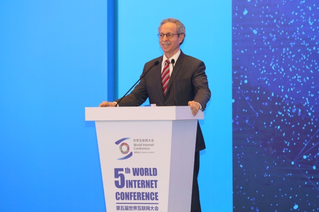 Robert Lawrence Kuhn, chairman of the Kuhn Foundation, hosts the keynote speech I: Digital Divide and Economic Development at a ministerial forum themed "Bridging the Digital Divide" in Wuzhen, East China's Zhejiang province on Nov 8, which serves as a sub-forum of the fifth World Internet Conference.[Photo:Chinadaily]