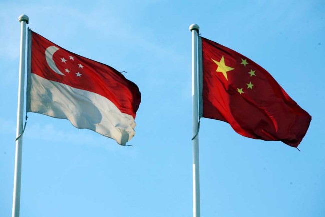 National flags of China and Singapore [File Photo: IC]