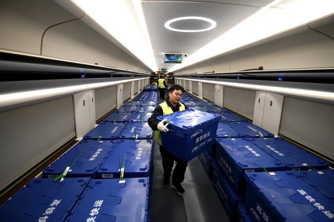For the first time, two Fuxing bullet trains(复兴号高铁列车 Fùxīng hào gāotiě lièchē) between Beijing(北京) and Changsha(长沙) help to deliver goods(货物  huòwù) bought(买 mǎi) on Singles' Day on November 11.[Photo provided to China Plus]