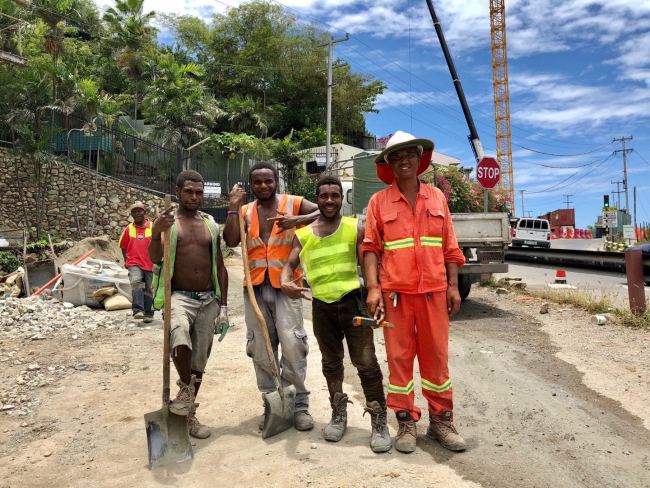 PNG workers in the road project of China Harbour [Photo: China Plus/ Chi Huiguanmg]