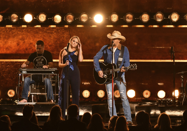 Jason Aldean perform "Drowns the Whiskey" with Miranda Lambert, left, at the 52nd annual CMA Awards at Bridgestone Arena on Wednesday, Nov. 14, 2018, in Nashville, Tenn. [Photo: AP/ Charles Sykes]