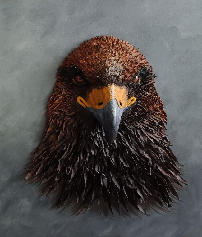 Chinese artist Zhou Jianqian creates a golden eagle, an oil painting using old newspapers. [Photo:China Daily]