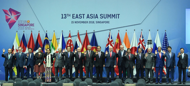 Chinese Premier Li Keqiang poses for a group photo with leaders attending the 13th East Asia Summit in Singapore, on Thursday, November 15, 2018. [Photo: gov.cn]