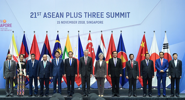 Chinese Premier Li Keqiang poses for a group photo with leaders attending the 13th East Asia Summit in Singapore, on Thursday, November 15, 2018. [Photo: gov.cn]