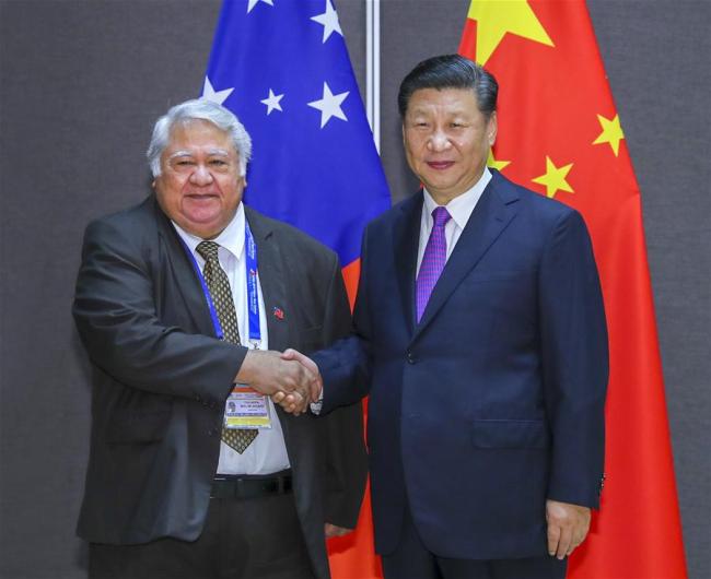 Chinese President Xi Jinping (R) meets with Prime Minister of Samoa Tuilaepa Malielegaoi in Port Moresby, Papua New Guinea, on Nov. 16, 2018. Xi met here on Friday with leaders of Pacific island countries that have diplomatic relations with China. [Photo: Xinhua/Xie Huanchi]