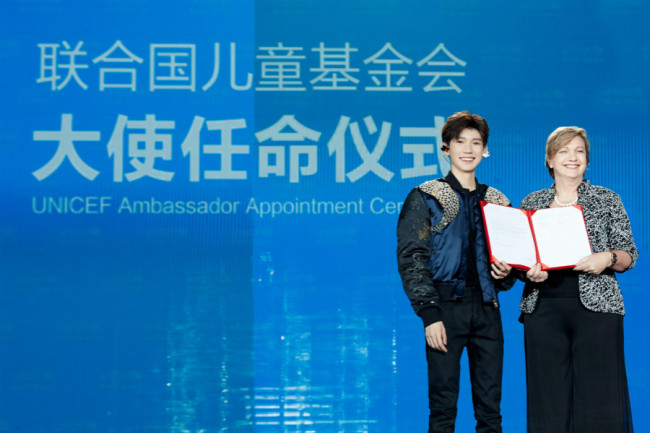 Renowned Chinese singer and actor Wang Yuan(L) and UNICEF Representative to China Rana Flowers pose for a photo after he is appointed UNICEF Ambassador in Chongqing, China on November 17, 2018. [Photo provided to China Plus]