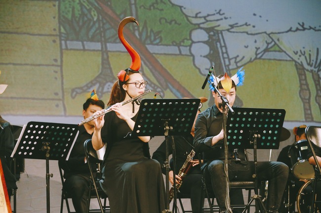 Members of the orchestra in animal headdresses perform a special symphony concert for local children in Beijing on Sunday afternoon, Nov 25, 2018. [Photo: China Plus]