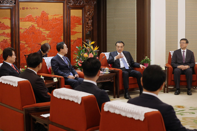 Chinese Premier Li Keqiang meeting with participants of both sides.[Photo:www.gov.cn]