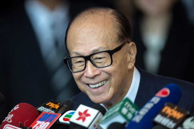 Hong Kong billionaire Li Ka-shing speaks to reporters after a CK Hutchison annual general meeting in Hong Kong, May 10, 2018. [Photo: IC]