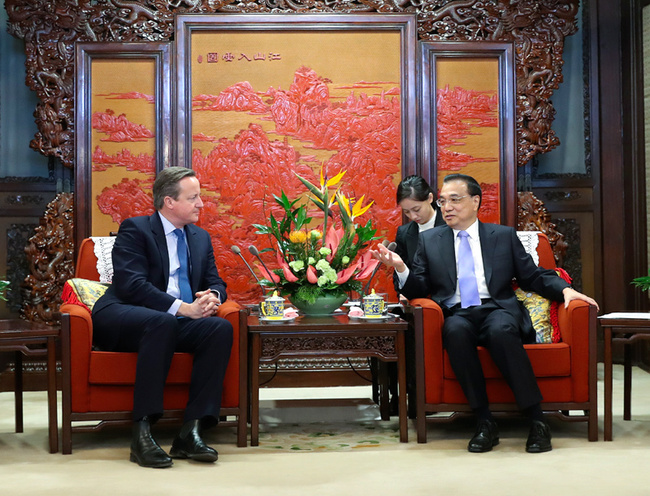 Chinese Premier Li Keqiang (R) holds talks with former British Prime Minister David Cameron in Beijing on Tuesday, November 27, 2018. [Photo: gov.cn]