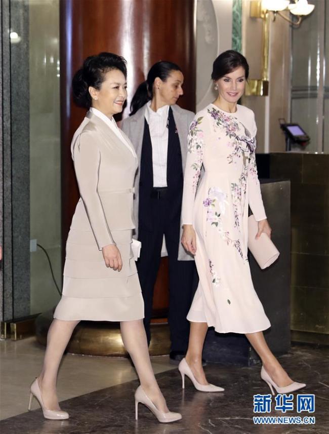 Peng Liyuan, the wife of China's President Xi Jinping, accompanied by Spain's Queen Letizia, pays a visit to the Royal Theater in central Madrid, Spain, on Wednesday, November 28, 2018. [Photo: Xinhua].