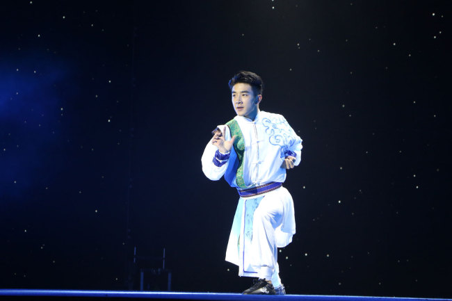 A martial artist from the Huo Yuanjia Civil and Military School in Tianjin performs at a stage show, the "Legend of Kungfu," in Mauritius, November 30, 2018. [Photo: China Plus/Gao Junya]