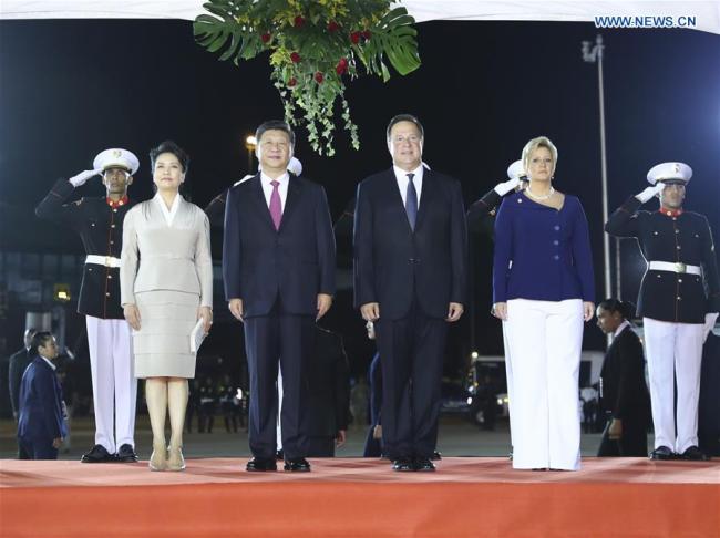 Chinese President Xi Jinping (2nd L Front), his wife Peng Liyuan (1st L Front), Panamanian President Juan Carlos Varela (2nd R Front) and his wife Lorena Castillo Garcia (1st R Front) attend a grand welcoming ceremony Juan Carlos Varela held for Xi Jinping in Panama City Dec. 2, 2018. [Photo: Xinhua/Xie Huanchi]
