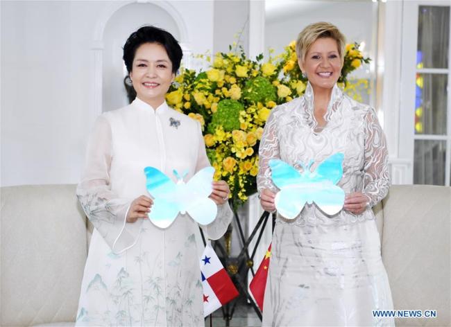 Peng Liyuan (L), wife of Chinese President Xi Jinping, and World Health Organization goodwill ambassador for tuberculosis and HIV/AIDS and UNESCO special envoy for the advancement of girls' and women's education, and Panamanian First Lady Lorena Castillo Garcia, special ambassador for UNAIDS in Latin America, pose for photos holding colorful paper butterflies, which symbolize the Zero Discrimination campaign, to show their solid support for the global cause against AIDS in Panama City, Panama, Dec. 3, 2018. [Photo: Xinhua/Yan Yan]