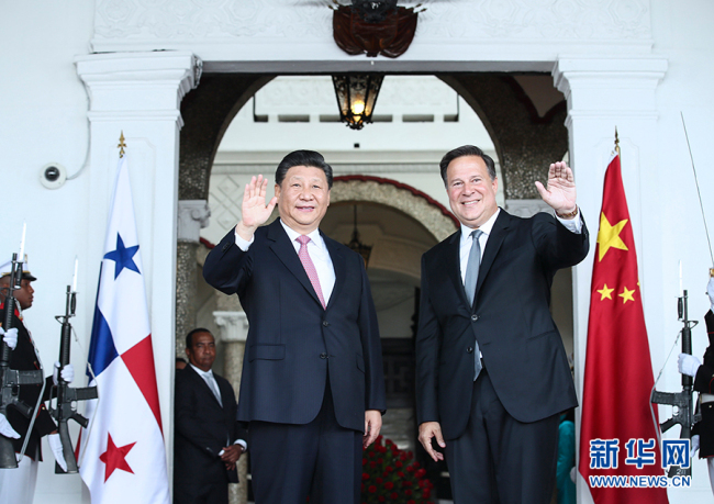 Chinese President Xi Jinping (L) meets with his Panamanian counterpart, Juan Carlos Varela, in Panama City, Panama on Monday, December 3, 2018. [Photo: Xinhua]