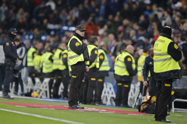 Security guards and police stand between fans and the pitch during a Spanish La Liga soccer match between Real Madrid and Valencia at the Santiago Bernabeu stadium in Madrid, Spain, Saturday, Dec. 1, 2018. Plans to complete the violence-delayed Copa Libertadores final in Madrid were thrown into disarray on Saturday when River Plate refused to accept the fixture against Boca Juniors being moved from Argentina after its fans attacked the Boca Juniors team bus heading into the Buenos Aires stadium for the meeting of Argentina's fiercest soccer rivals last Saturday. CONMEBOL decided it had to be staged instead on Dec. 9 in Spain at Real Madrid's Santiago Bernabeu stadium for security reasons. [Photo: AP]