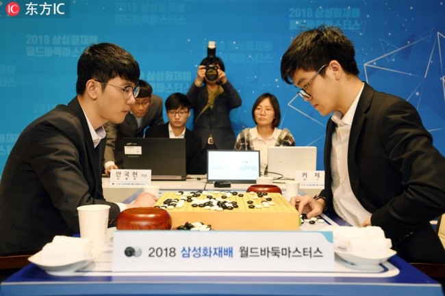 Ke Jie (Right) plays with South Korean Ahn Kuk-yun at the final of Samsung Cup World Open Baduk Championship in Goyang on Dec 5, 2018. [Photo: IC]